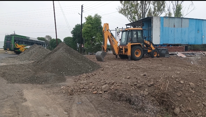 स्कूली छात्राओं को शराब की दुकान के किनारे से होकर गुजरना पड़ेगा आखिर शासन की मंशा शराब जैसे जहर को बढ़ावा देना