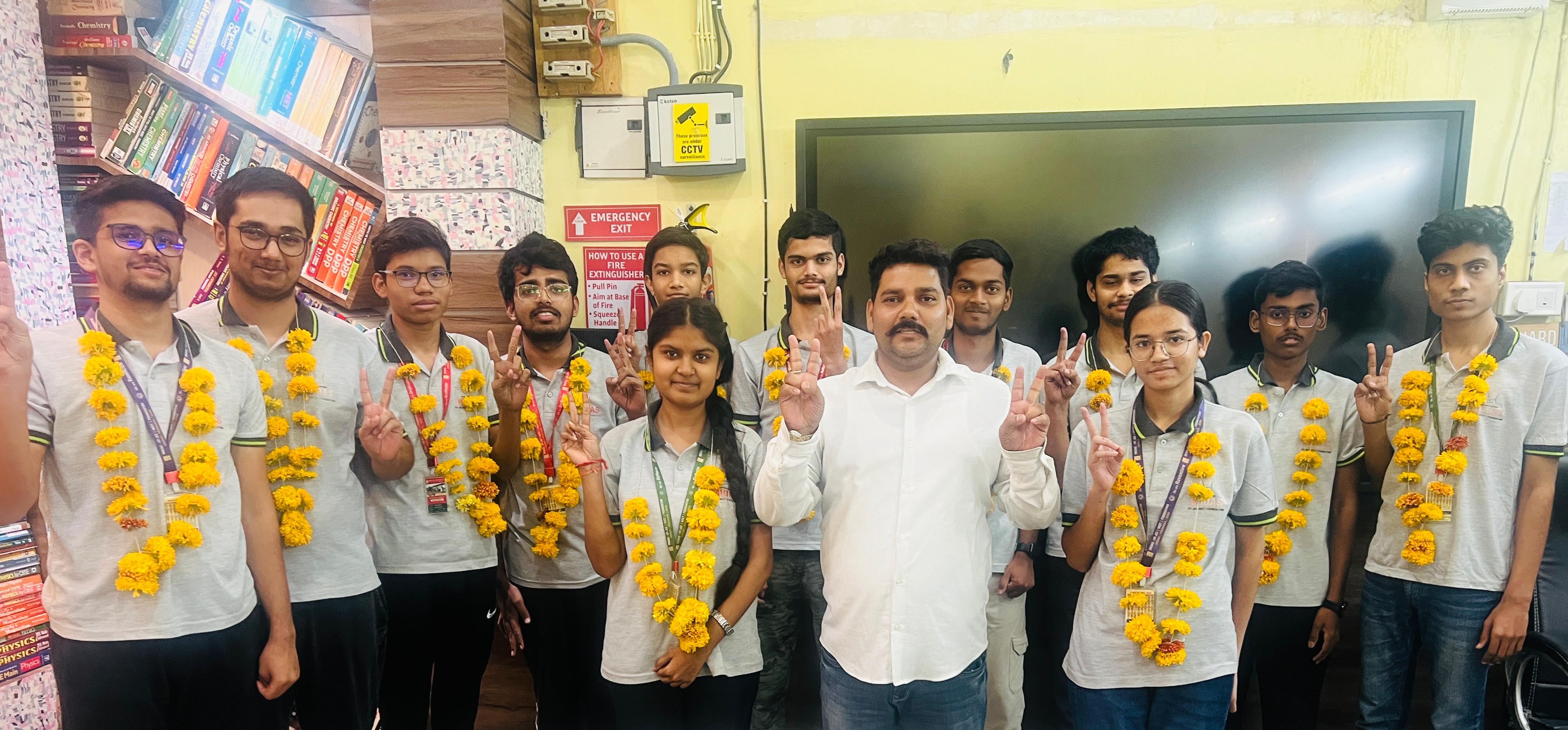 मिडास कोचिंग संस्था सौंसर के पीयूष सातपुते ने 99.30 पर्सेंटाइल और हर्ष हिंग्वे ने 99.02 पर्सेंटाइलहाल लाकर पूरे जिले में नाम रोशन किया..*
