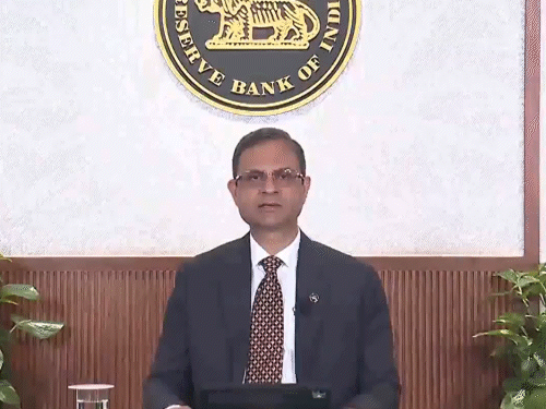 रेपो रेट में कोई बदलाव नहीं आरबीआई ने ब्याज दर 525 प्रतिशत पर बरकरार रखी लोन महंगा नहीं होगा 2025 में चार बार में 125 प्रतिशत की कटौती संभावित है ब्याज दर स्थिर रहने से उधारकर्ताओं को राहत मिलेगी भारतीय रिजर्व बैंक ने बाजार की उम्मीदों के अनुरूप निर्णय लिया है इससे विकास दर को समर्थन मिलेगा और मुद्रास्फीति पर नियंत्रण बनाए रखने में मदद मिलेगी