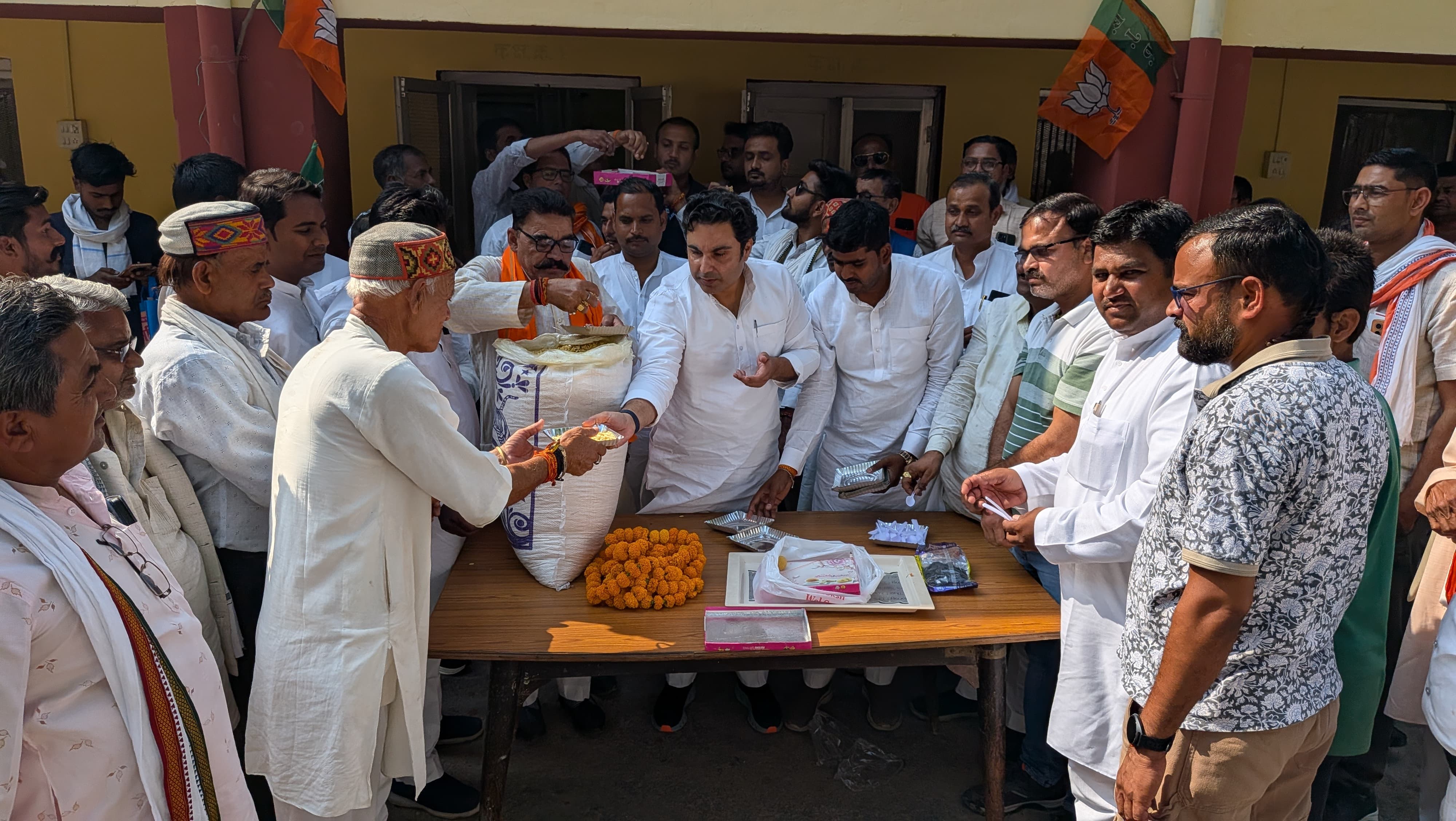 भाजपा के विजय उत्सव में विधायक ने बांटी मिठाई