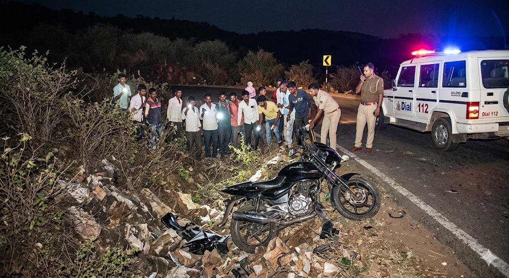 पन्ना: ठाकुर बाबा मोड़ पर मौत की रफ्तार का तांडव, 10 फीट गहरी खाई में गिरी बाइक; दो युवक लहूलुहान