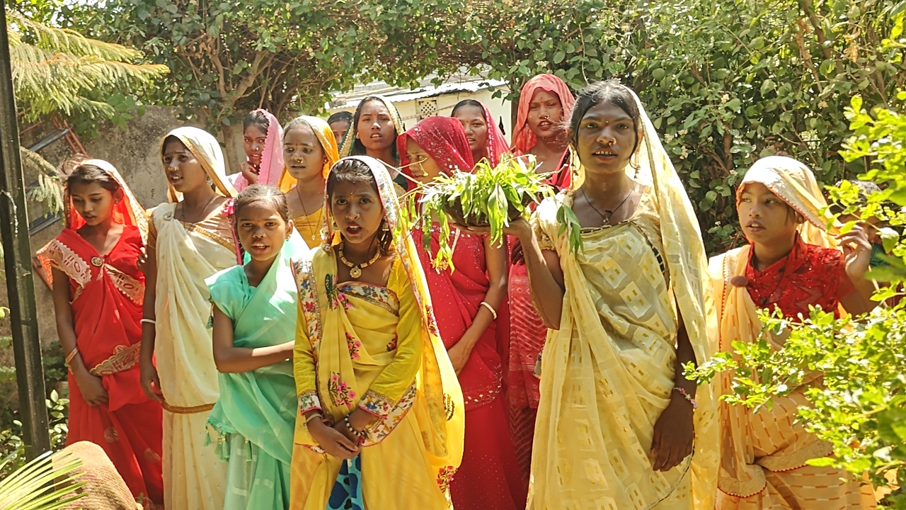 “नेग में कच्चा अनाज, दिलों में अच्छी बारिश की आस… आदिवासियों की अनोखी परंपरा”