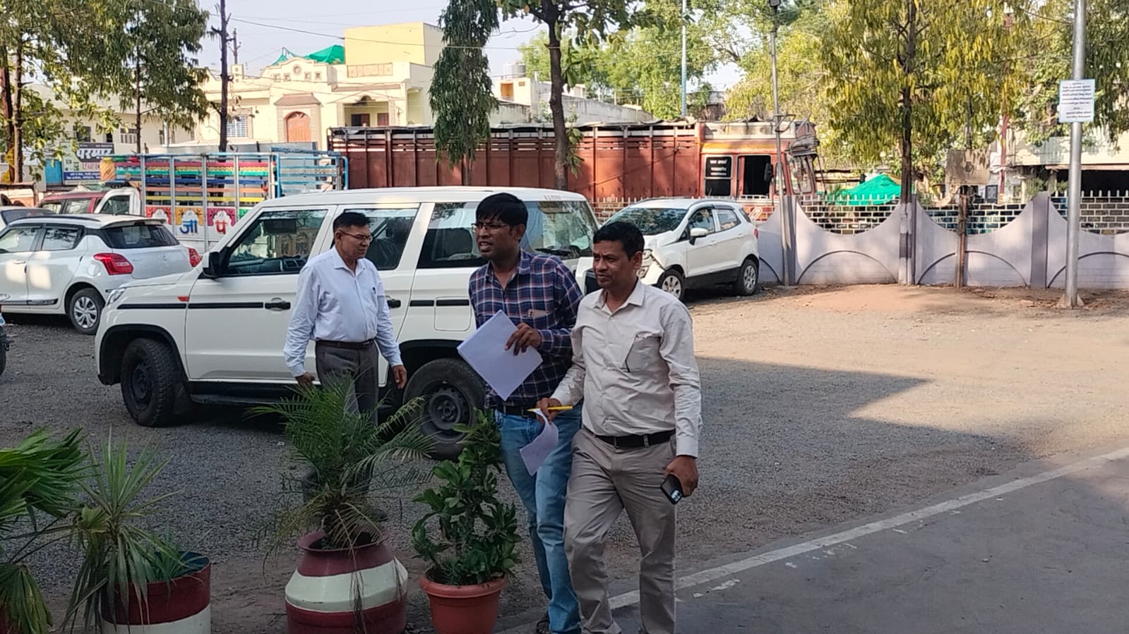 पंप के पीछे अंधेरे में खाली हो रहा था ट्राला, किसान पहुंचे तो मचा हड़कंप; कृषि विभाग 3 घंटे थाने में बैठा रहा, FIR बिना लौटे अफसर