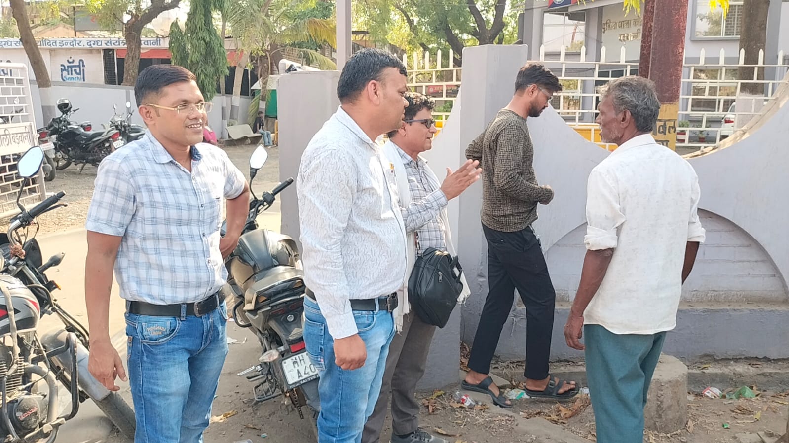 पंप के पीछे अंधेरे में खाली हो रहा था ट्राला, किसान पहुंचे तो मचा हड़कंप; कृषि विभाग 3 घंटे थाने में बैठा रहा, FIR बिना लौटे अफसर