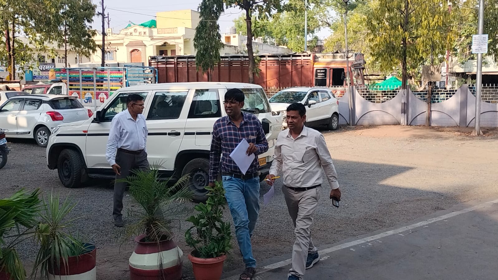 पंप के पीछे अंधेरे में खाली हो रहा था ट्राला, किसान पहुंचे तो मचा हड़कंप; कृषि विभाग 3 घंटे थाने में बैठा रहा, FIR बिना लौटे अफसर