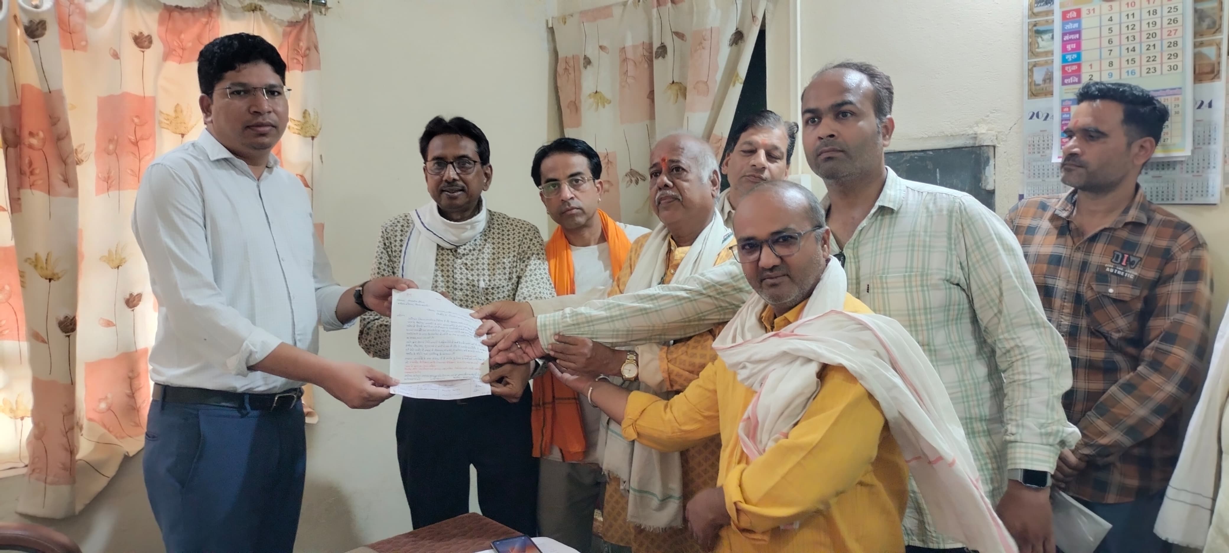 एमजी रोड की बदहाल सड़क पर फूटा व्यापारियों का गुस्सा, 8 दिन में सुधार नहीं तो आंदोलन की चेतावनी