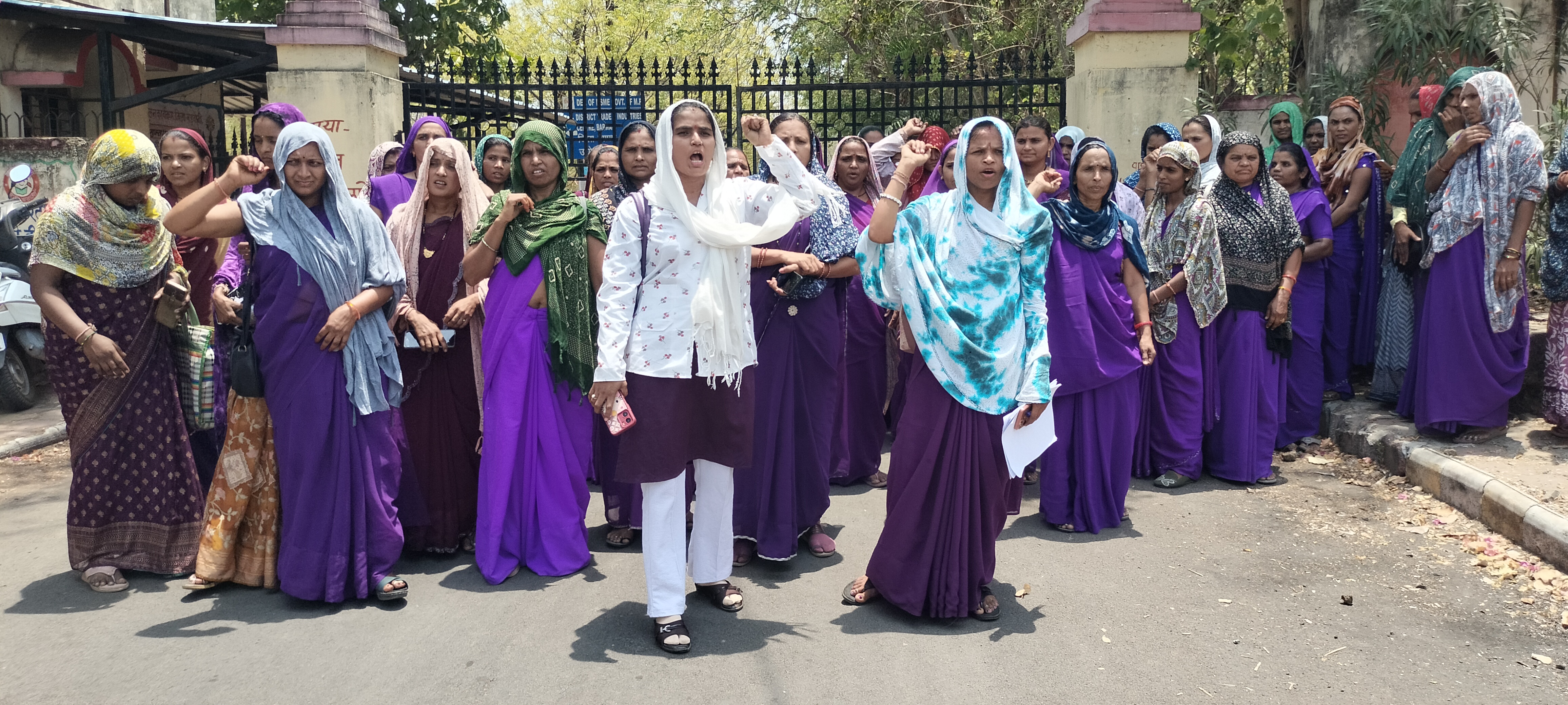 बकाया भुगतान को लेकर फूटा आशा-ऊषा कार्यकर्ताओं का गुस्सा, कलेक्ट्रेट गेट पर घंटों प्रदर्शन