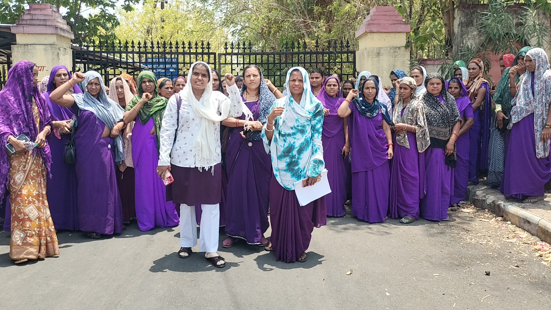 बकाया भुगतान को लेकर फूटा आशा-ऊषा कार्यकर्ताओं का गुस्सा, कलेक्ट्रेट गेट पर घंटों प्रदर्शन