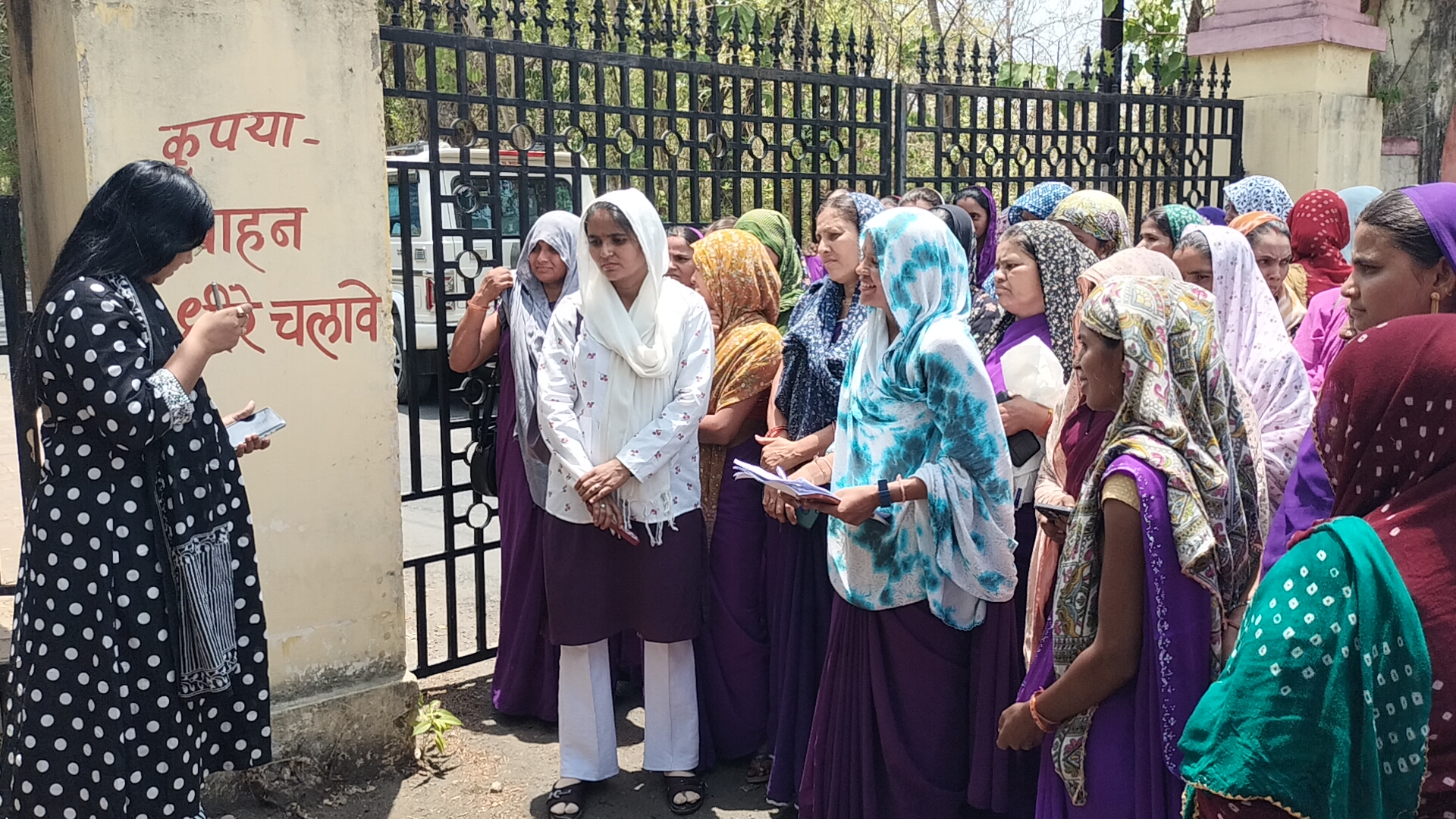 बकाया भुगतान को लेकर फूटा आशा-ऊषा कार्यकर्ताओं का गुस्सा, कलेक्ट्रेट गेट पर घंटों प्रदर्शन