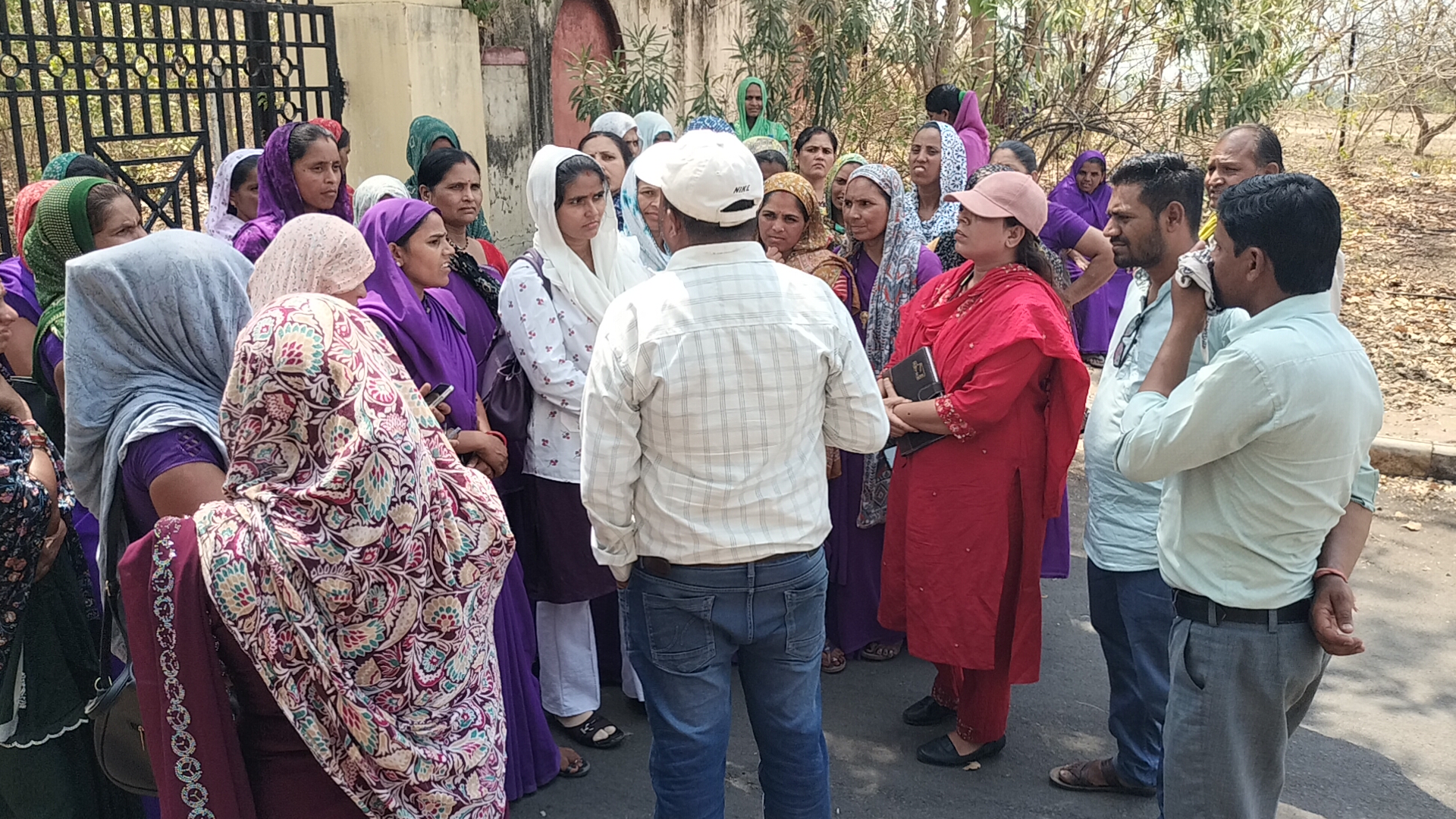 बकाया भुगतान को लेकर फूटा आशा-ऊषा कार्यकर्ताओं का गुस्सा, कलेक्ट्रेट गेट पर घंटों प्रदर्शन