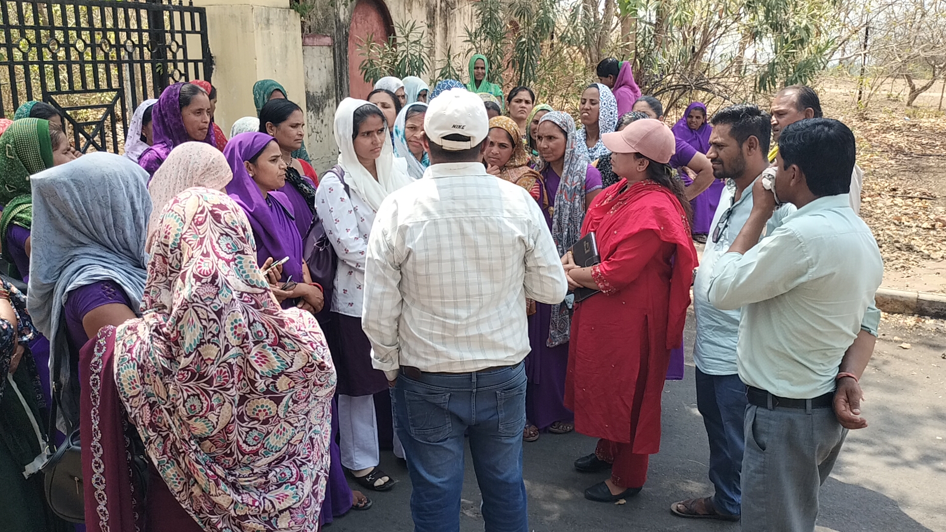 बकाया भुगतान को लेकर फूटा आशा-ऊषा कार्यकर्ताओं का गुस्सा, कलेक्ट्रेट गेट पर घंटों प्रदर्शन