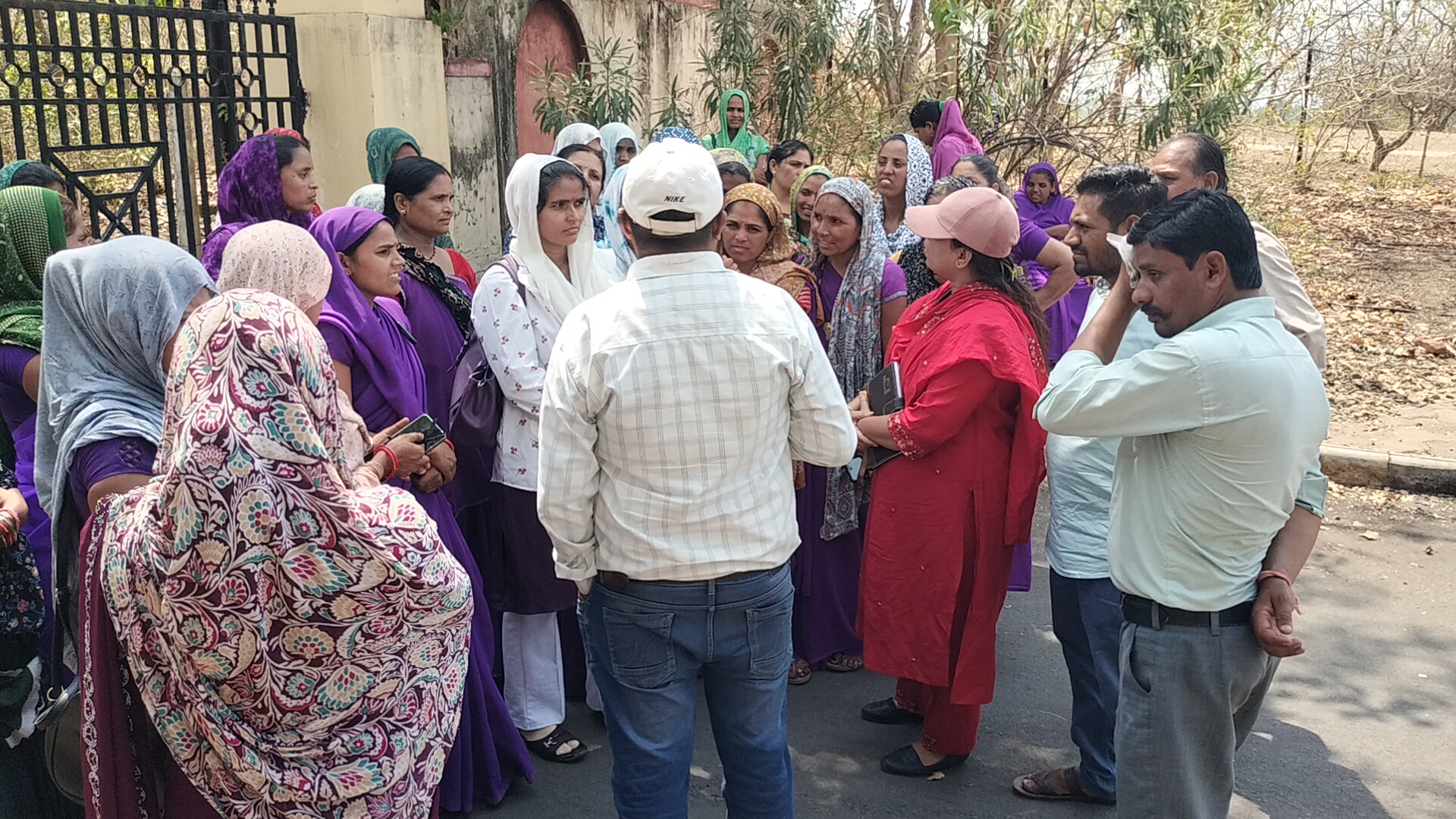 बकाया भुगतान को लेकर फूटा आशा-ऊषा कार्यकर्ताओं का गुस्सा, कलेक्ट्रेट गेट पर घंटों प्रदर्शन