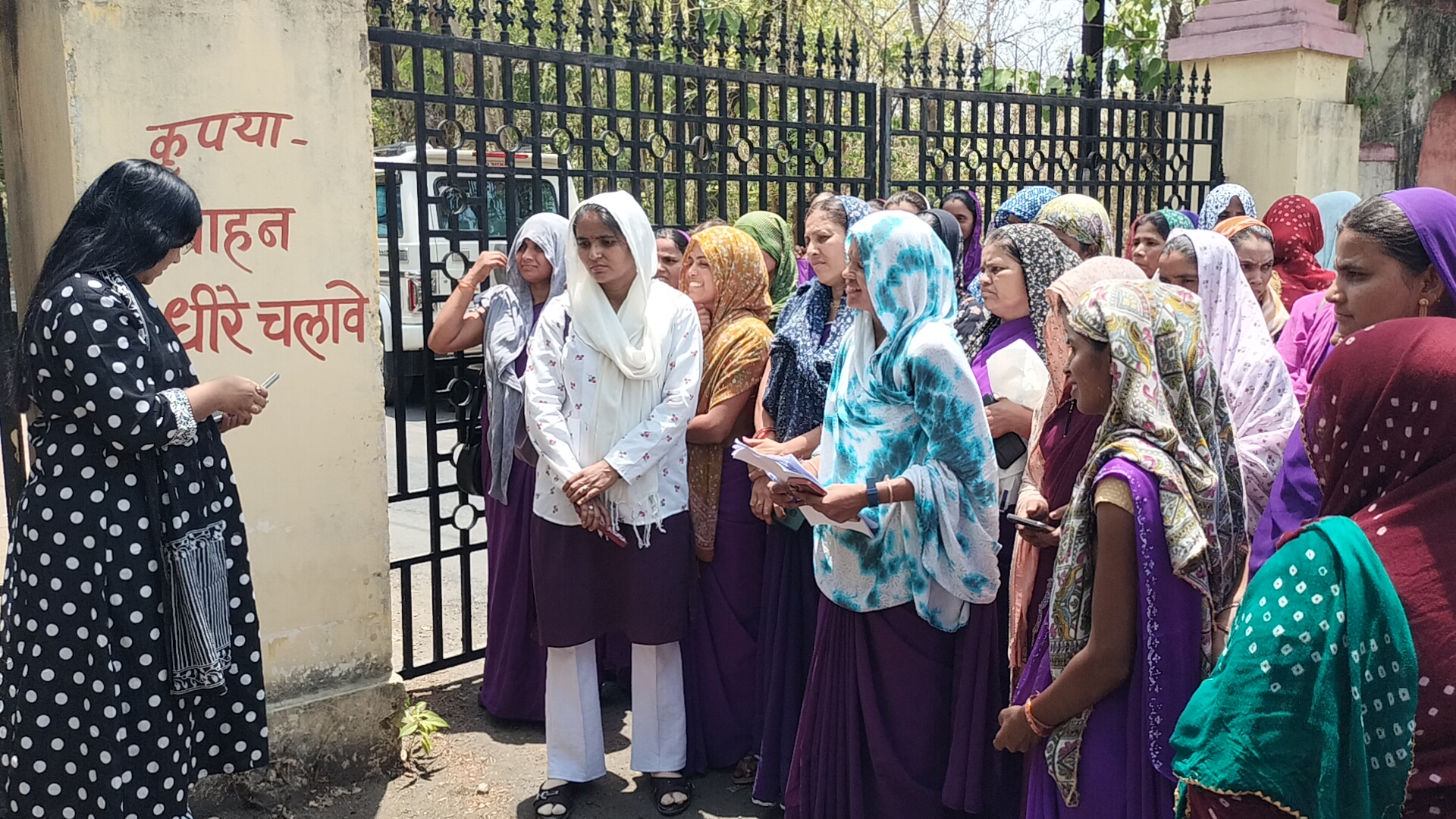 बकाया भुगतान को लेकर फूटा आशा-ऊषा कार्यकर्ताओं का गुस्सा, कलेक्ट्रेट गेट पर घंटों प्रदर्शन