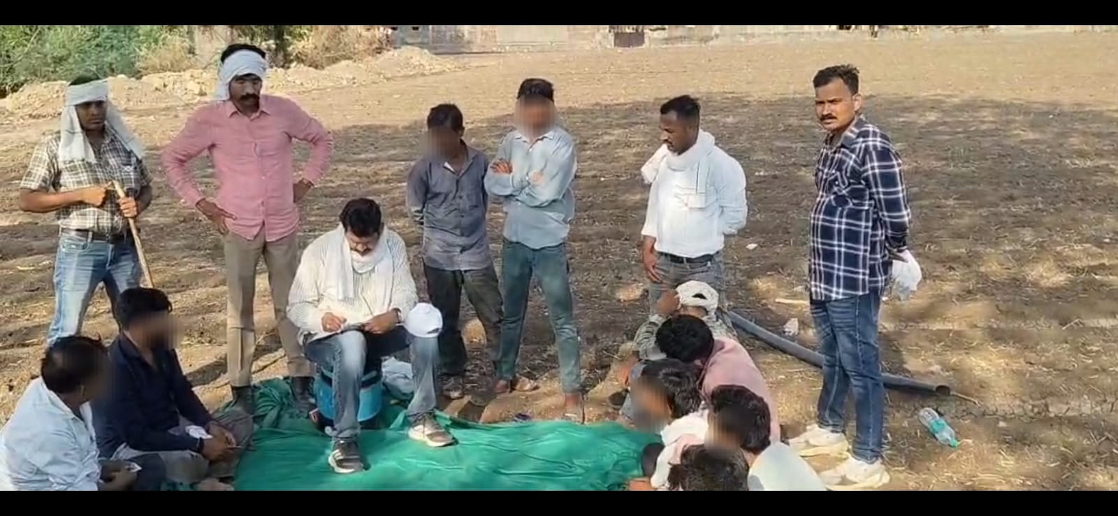 बड़वानी में जुआ खेलते 11 गिरफ्तारः पुलिस ने मौके से नकदी और ताश के पत्ते बरामद किए ।