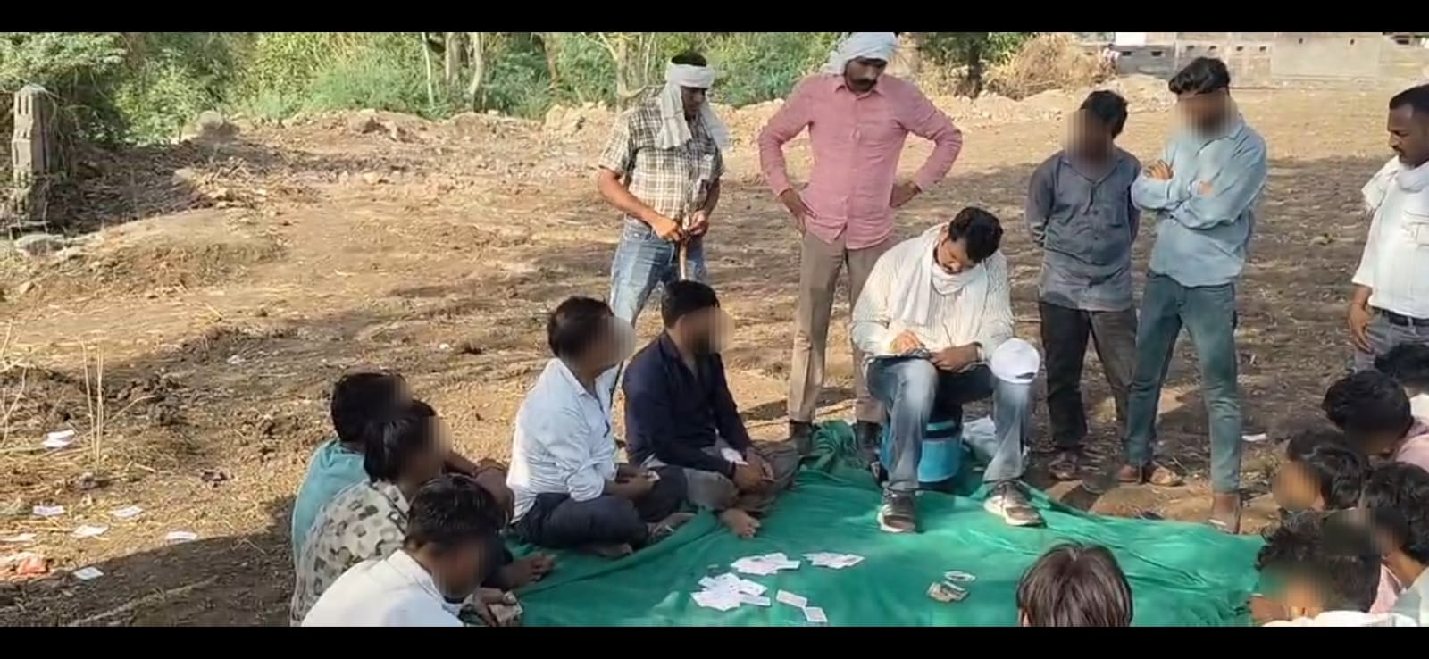 बड़वानी में जुआ खेलते 11 गिरफ्तारः पुलिस ने मौके से नकदी और ताश के पत्ते बरामद किए ।