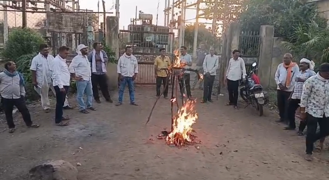 ट्रांसफार्मर और लाइन फॉल्ट से फसलें संकट में,अंजड़ ग्रिड पर ऊर्जा मंत्री का पुतला जलाकर जताया विरोध।