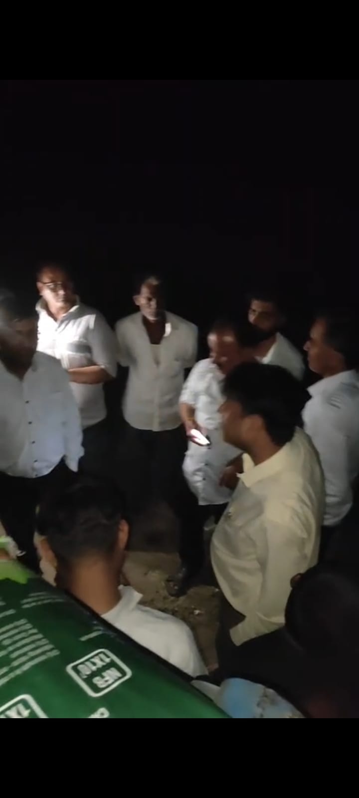 रात के अंधेरे में 'खाद कांड'! तीन दिन बाद भी नहीं हुई FIR, कृषि विभाग और प्रशासन पर उठे सवाल?