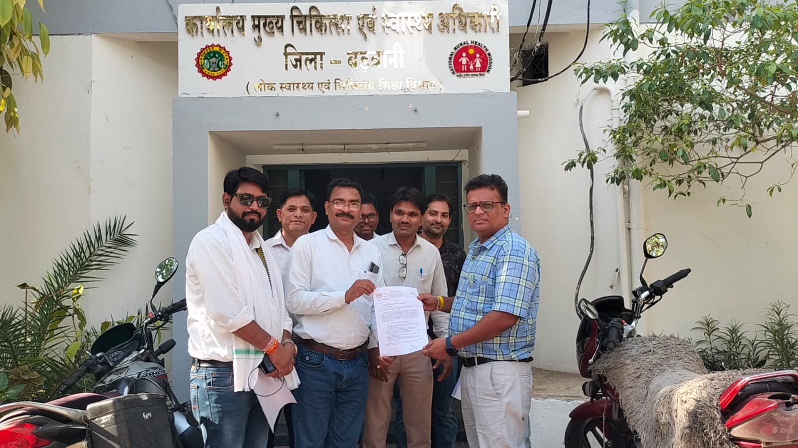 काली पट्टी बांधकर संविदा स्वा. कर्मियों ने किया काम।25 से 27 मई तक करेंगे विरोध ।2जून से रहेंगे अनिश्चितकालीन हड़ताल ,सीएमएचओ को सौपा ज्ञापन।