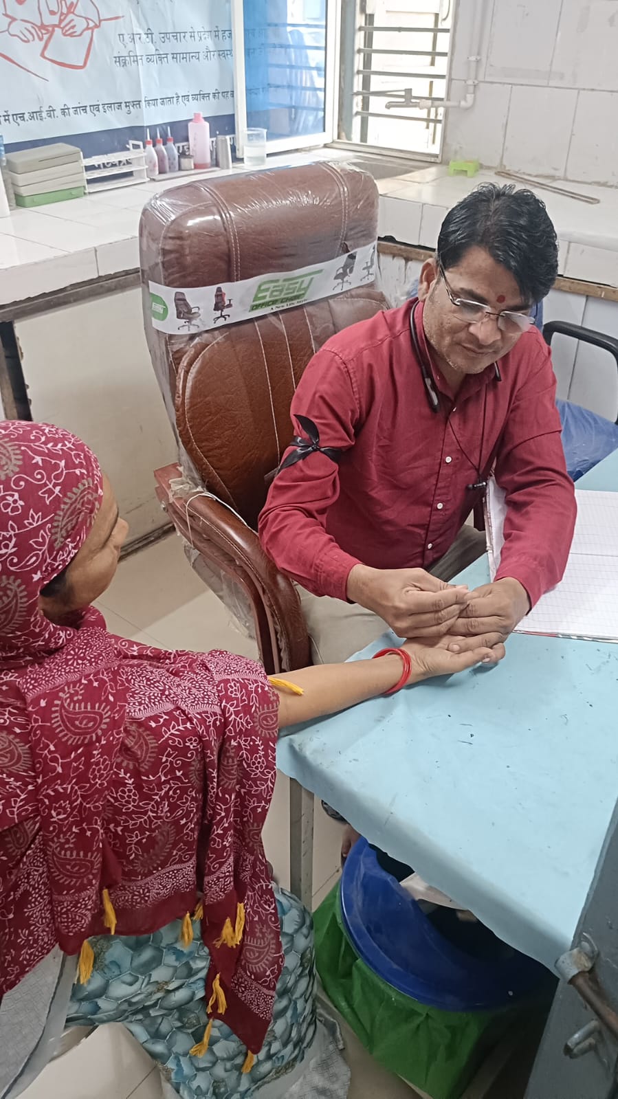 काली पट्टी बांधकर संविदा स्वा. कर्मियों ने किया काम।25 से 27 मई तक करेंगे विरोध ।2जून से रहेंगे अनिश्चितकालीन हड़ताल ,सीएमएचओ को सौपा ज्ञापन।