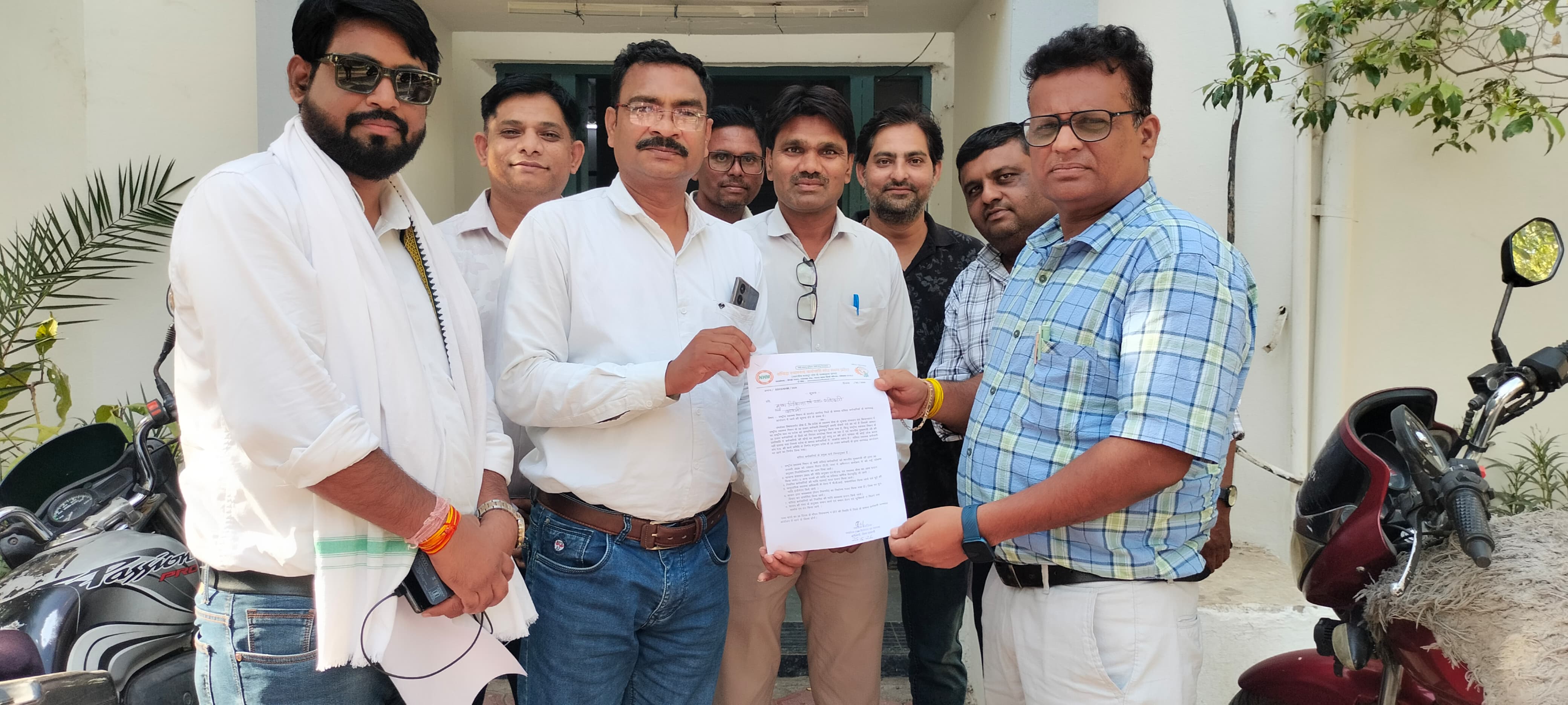 काली पट्टी बांधकर संविदा स्वा. कर्मियों ने किया काम।25 से 27 मई तक करेंगे विरोध ।2जून से रहेंगे अनिश्चितकालीन हड़ताल ,सीएमएचओ को सौपा ज्ञापन।