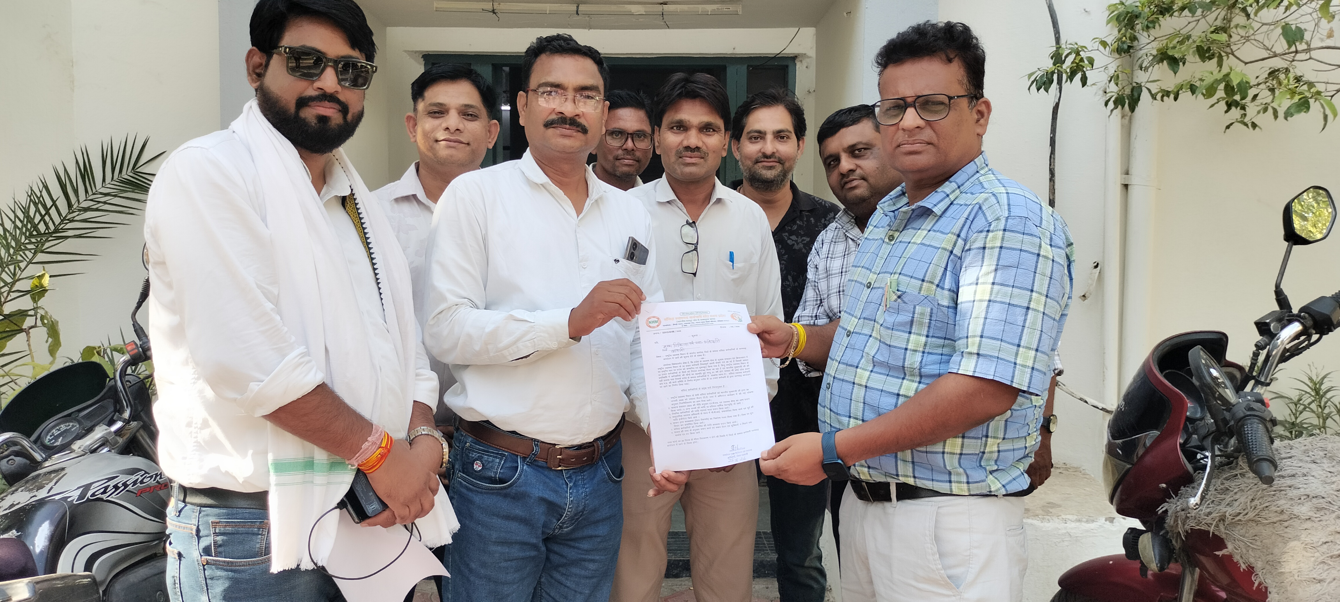 काली पट्टी बांधकर संविदा स्वा. कर्मियों ने किया काम।25 से 27 मई तक करेंगे विरोध ।2जून से रहेंगे अनिश्चितकालीन हड़ताल ,सीएमएचओ को सौपा ज्ञापन।