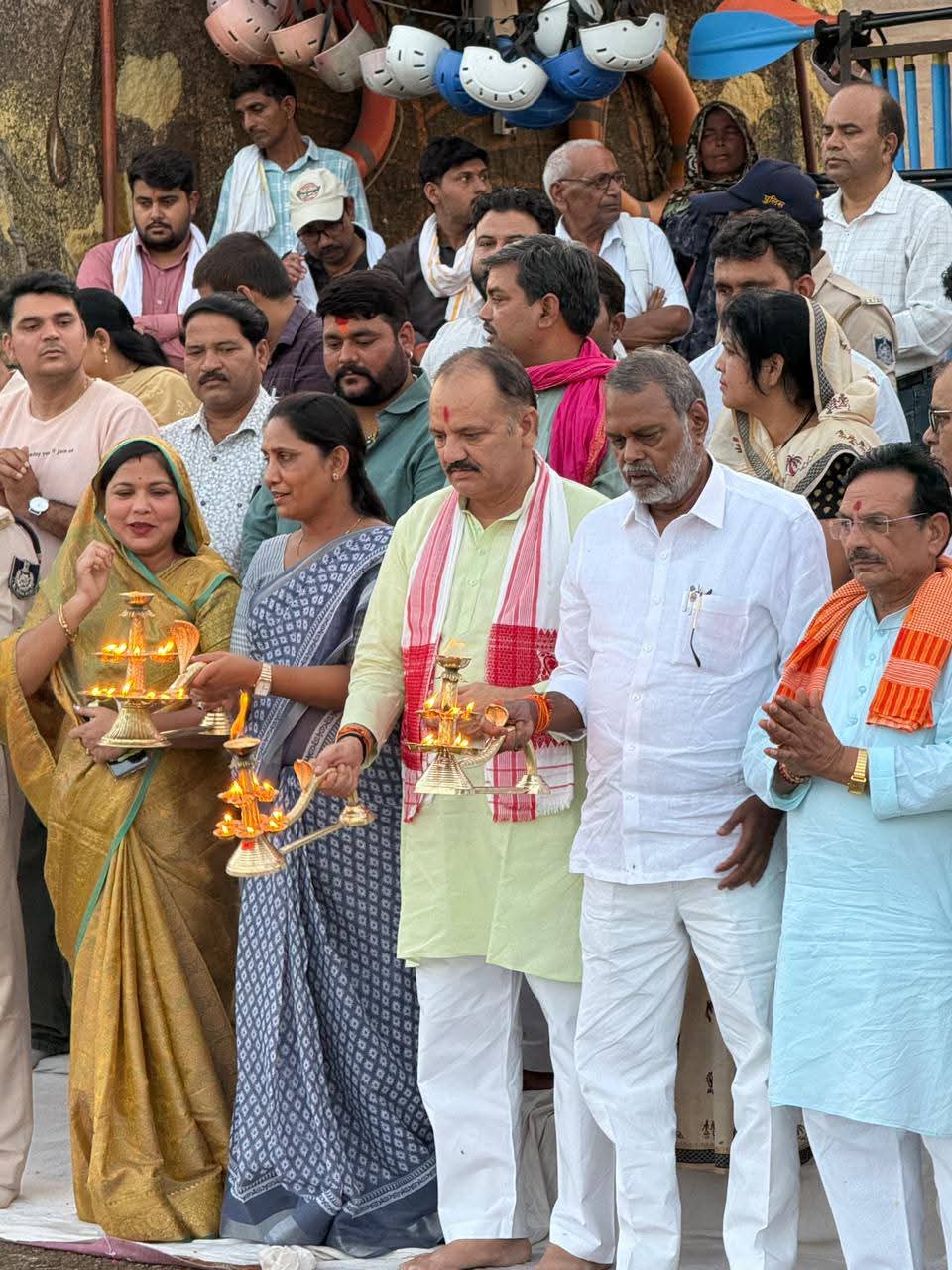पर्यटन एवं धार्मिक नगरी ओरछा में बेतवा नदी पर की गई गंगा आरती जिले के प्रभारी मंत्री हुए शामिल गंगा आरती 