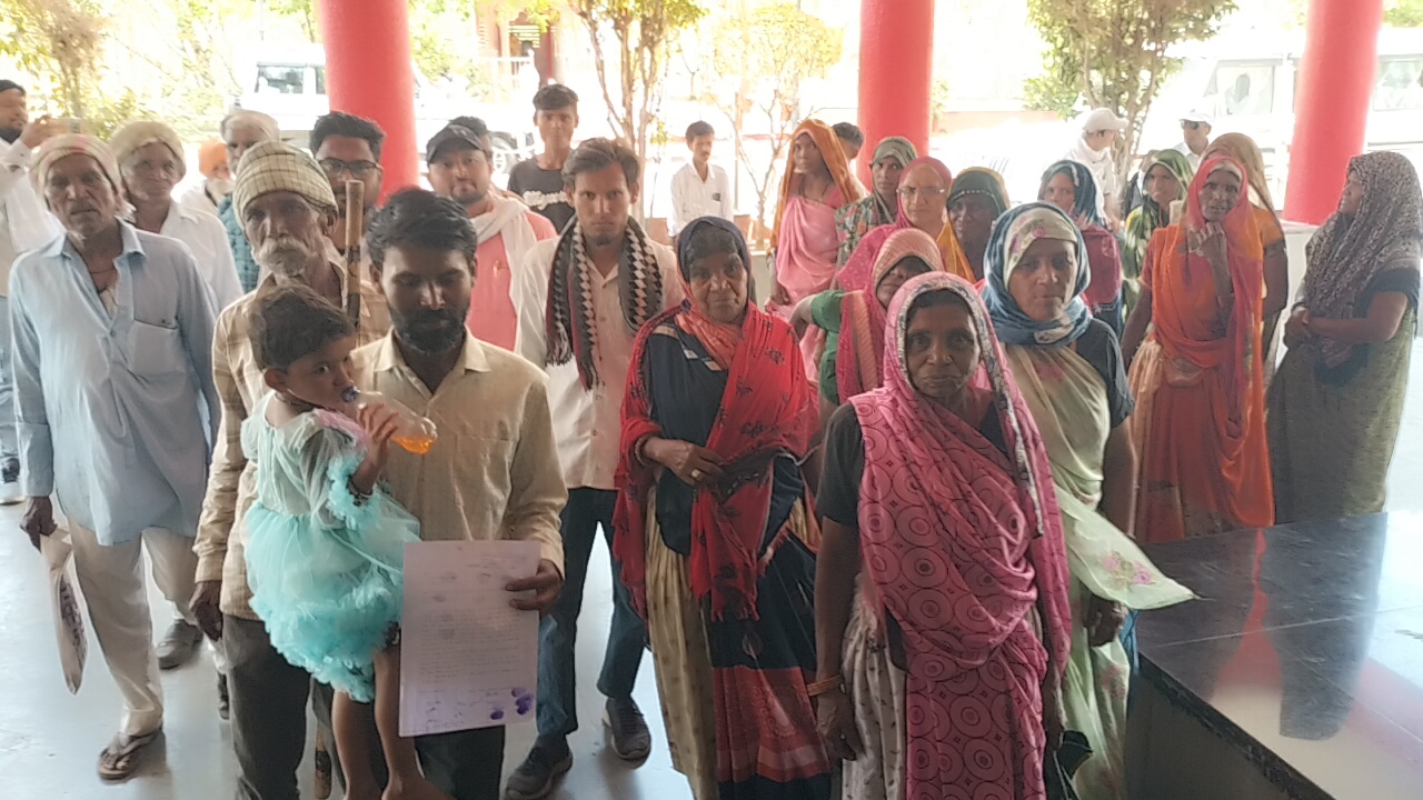 ग्राम पंचायत अवल्दा के पुनर्वास स्थल पर पिछले एक सप्ताह से गंभीर पेयजल संकट से जूझ रहे ग्रामीण,