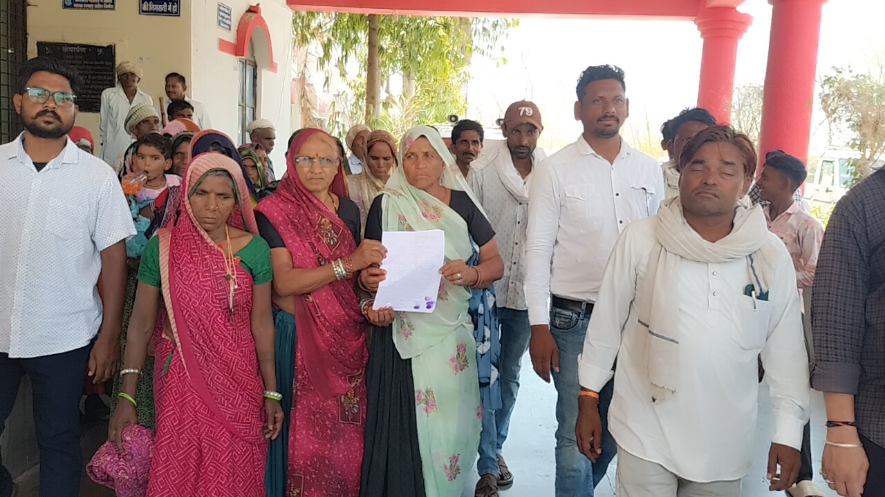 ग्राम पंचायत अवल्दा के पुनर्वास स्थल पर पिछले एक सप्ताह से गंभीर पेयजल संकट से जूझ रहे ग्रामीण,