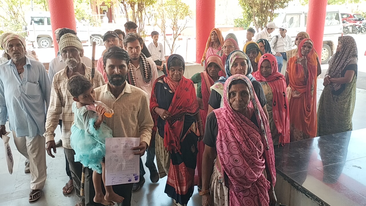 ग्राम पंचायत अवल्दा के पुनर्वास स्थल पर पिछले एक सप्ताह से गंभीर पेयजल संकट से जूझ रहे ग्रामीण,