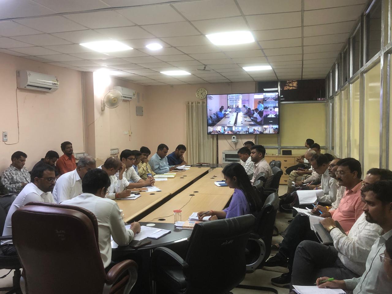 जिला कलेक्टर ने साप्ताहिक समीक्षा बैठक में दिए कड़े निर्देश