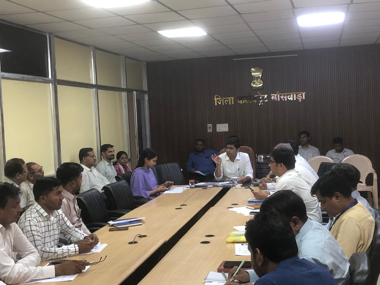 कलेक्टर की समीक्षा बैठक में सख्त आदेश जारी