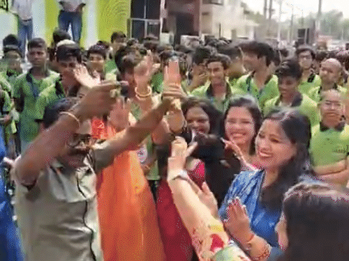 शुभम बिहार के जेईई एडवांस टॉपर दिल्ली के कबीर दूसरे राजस्थान कोचिंग से टॉप दस में छह स्टूडेंट शामिल