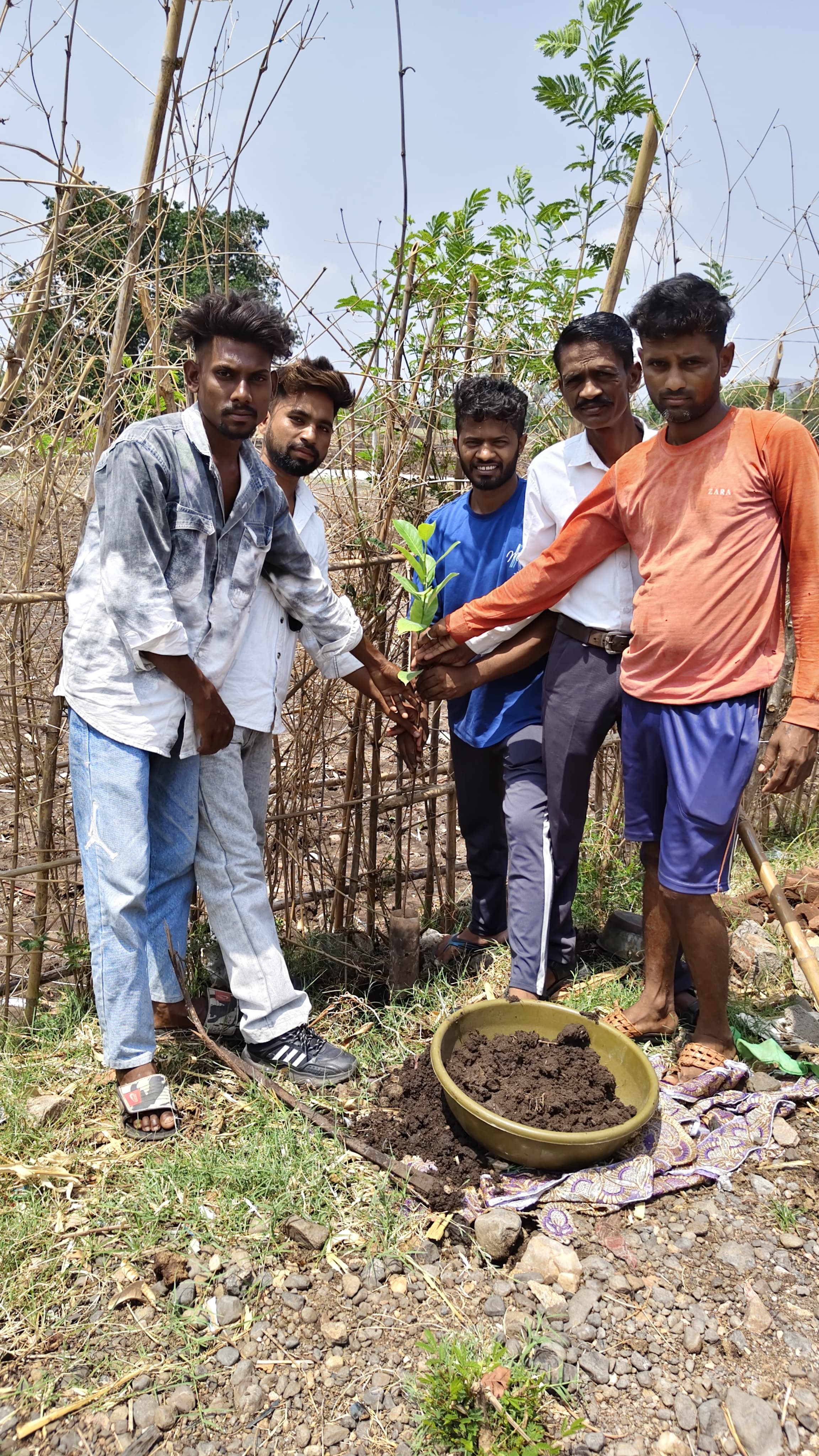 विश्व पृथ्वी दिवस पर नादीया गाँव में किया गया पौधरोपण 