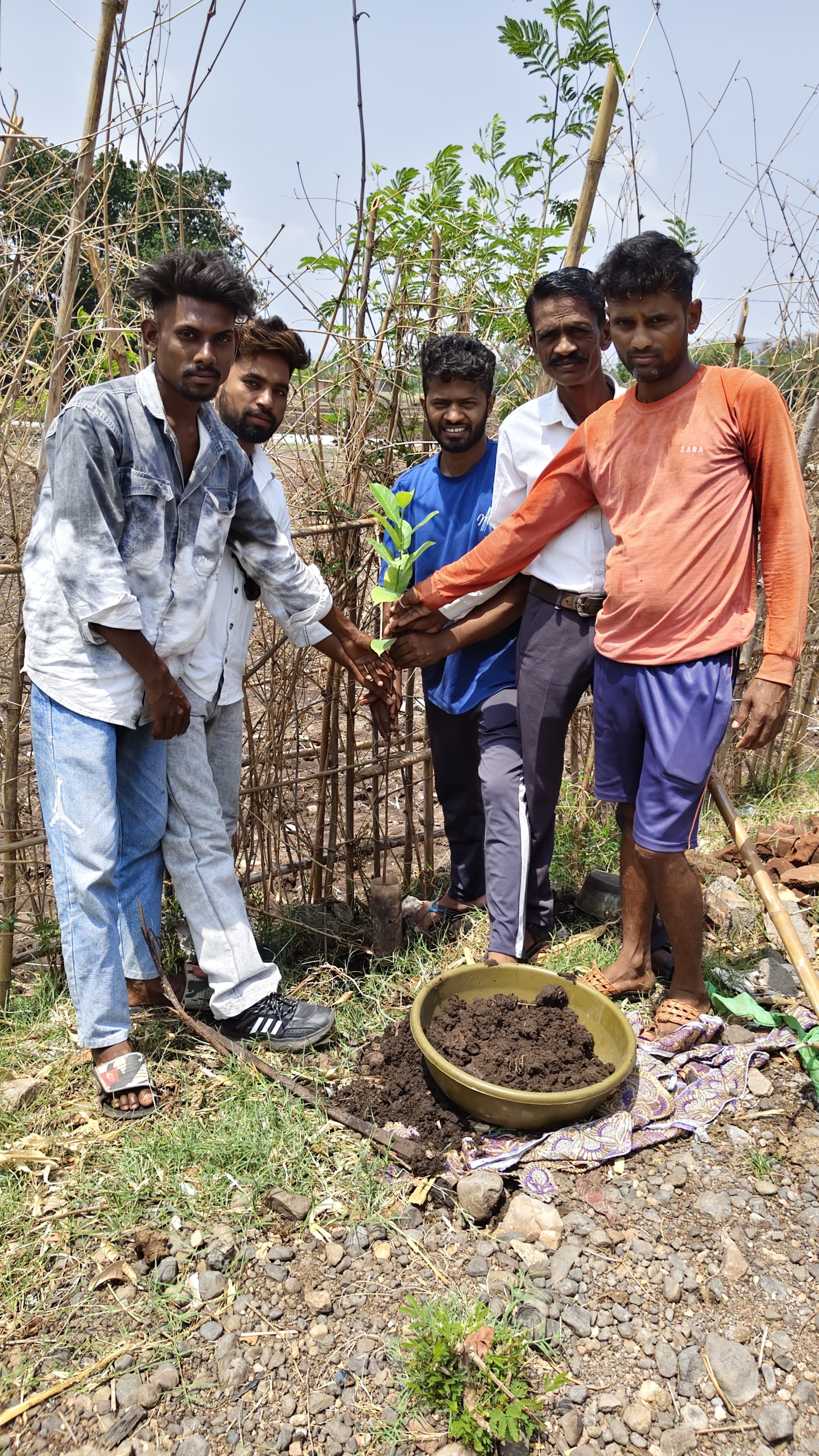 विश्व पृथ्वी दिवस पर नादीया गाँव में किया गया पौधरोपण 