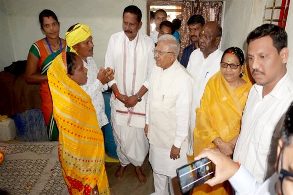 राज्यपाल मंगुभाई पटेल ने सिवनी में प्रधानमंत्री आवास योजना के हितग्राही से की मुलाकात, योजनाओं से जीवन में आए बदलावों को सराह