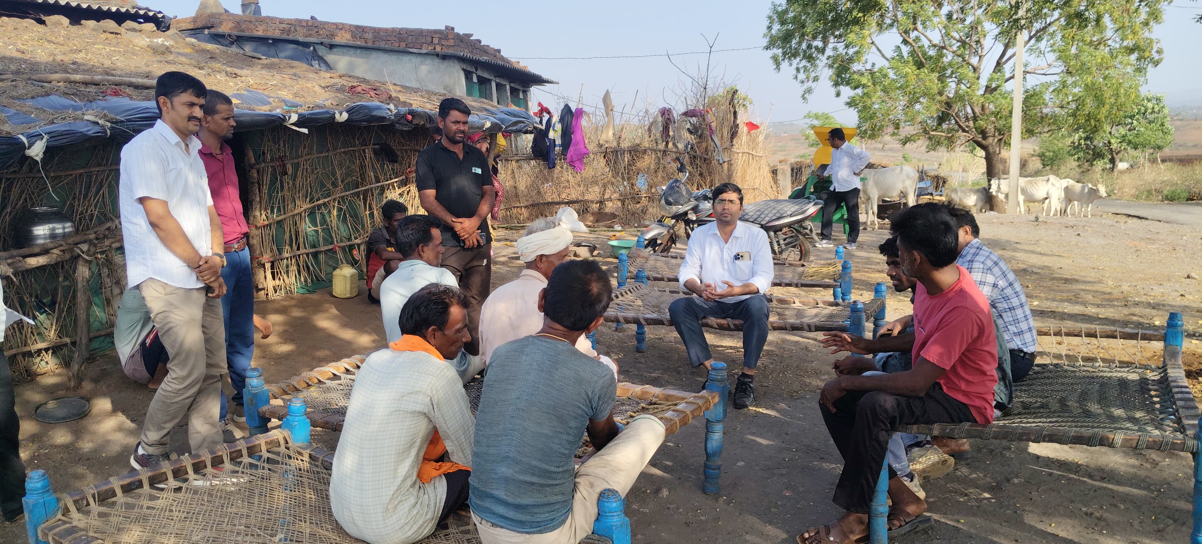 पेयजल व्यवस्था की जमीनी हकीकत जानने पहुंचे जिला कलेक्टर   चौपाल लगाकर सुनी ग्रामीणों की समस्याएं
