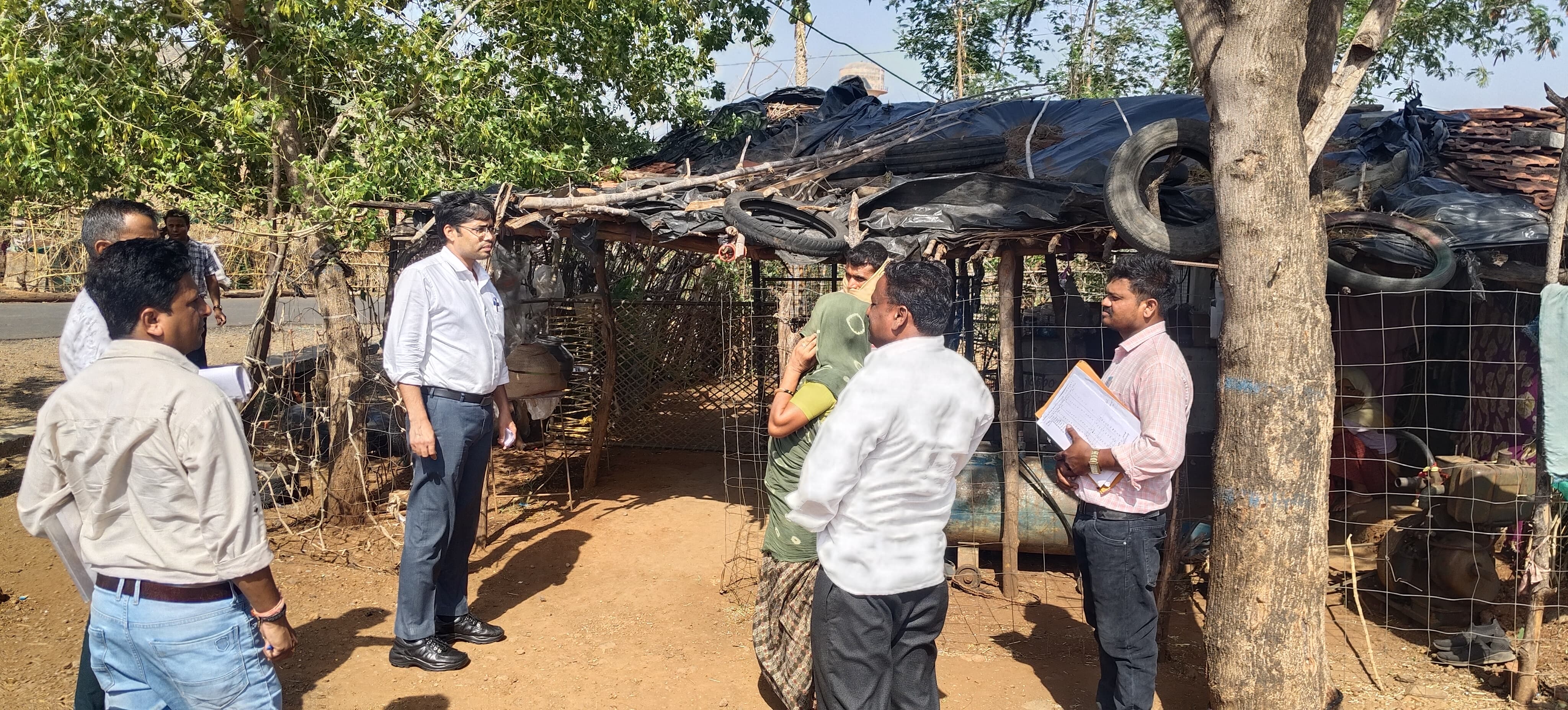 पेयजल व्यवस्था की जमीनी हकीकत जानने पहुंचे जिला कलेक्टर   चौपाल लगाकर सुनी ग्रामीणों की समस्याएं