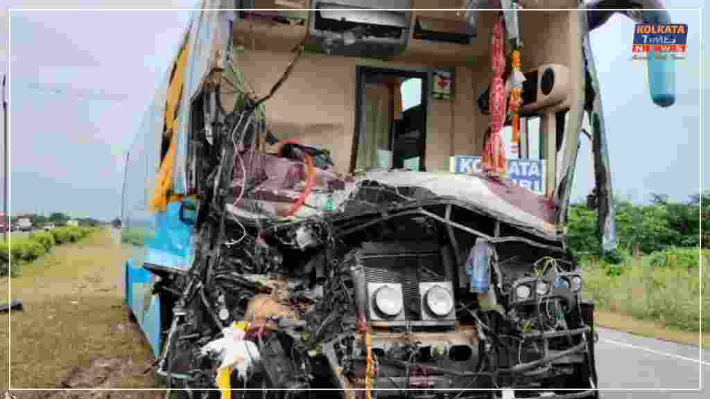 ওডিশায় ভয়াবহ সড়ক দুর্ঘটনা — কলকাতাগামী বাসের মুখোমুখি ট্রাক, মৃত ২, আহত অন্তত ১০