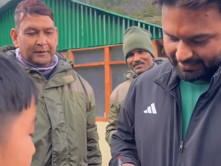 ऋषभ पंत ने आदि कैलाश में आईटीबीपी जवानों के साथ हौसला बढ़ाया और स्थानीय लोगों प्रशंसकों के साथ तस्वीरें खिंचवाईं