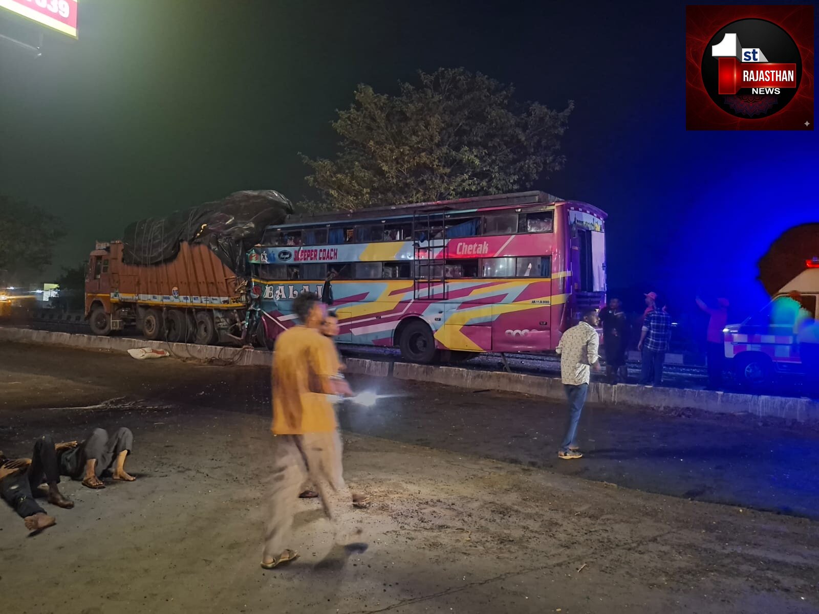 वडोदरा में भीषण सड़क हादसा: बांसवाड़ा से सूरत जा रही लग्जरी बस ट्रक से टकराई, मासूम समेत 7 की मौत