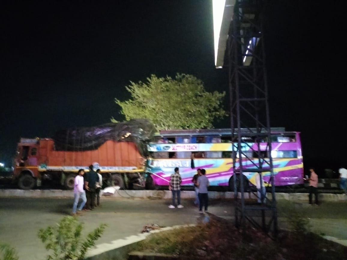 वडोदरा में भीषण सड़क हादसा: बांसवाड़ा से सूरत जा रही लग्जरी बस ट्रक से टकराई, मासूम समेत 7 की मौत