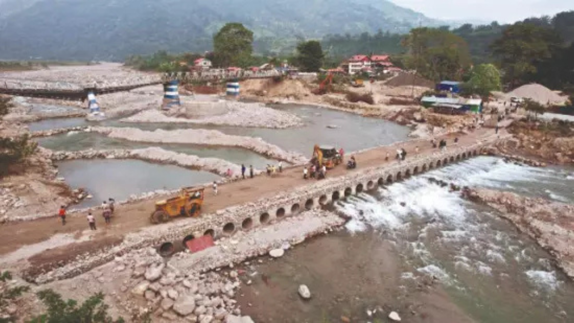 পাহাড়ে ধস, ক্ষতিগ্রস্ত দুধিয়া ব্রিজ; দ্রুত মেরামতির আশ্বাস মুখ্যমন্ত্রীর !