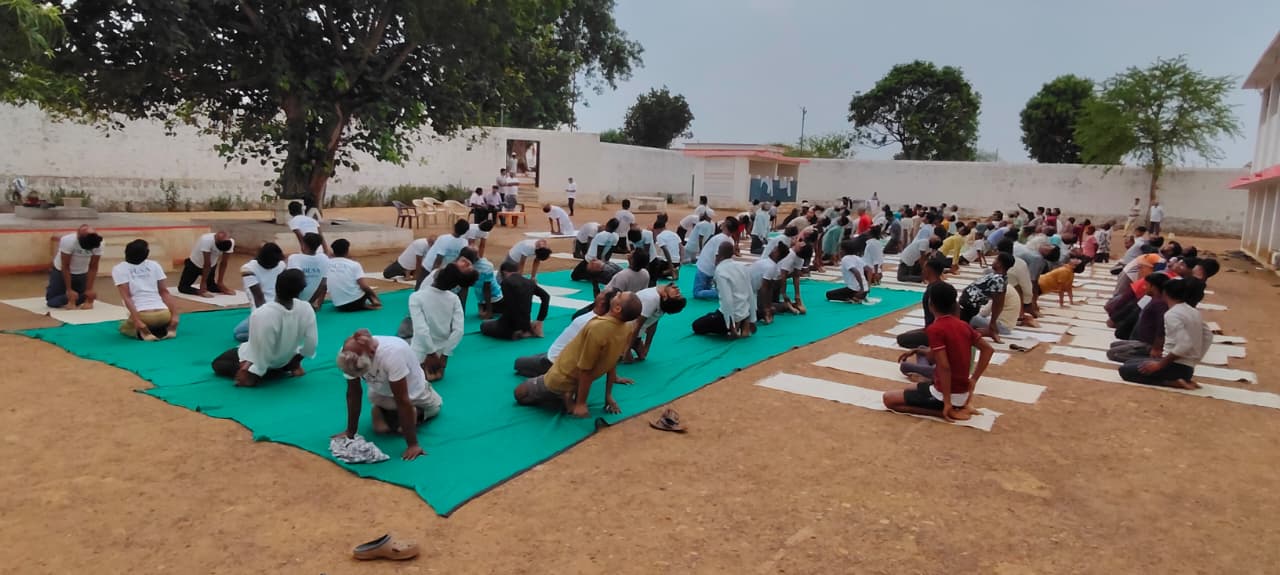 माइग्रेन के दर्द से योग का सफर शुरू, 24 वर्षों से दे रहे निरोगी जीवन का संदेश