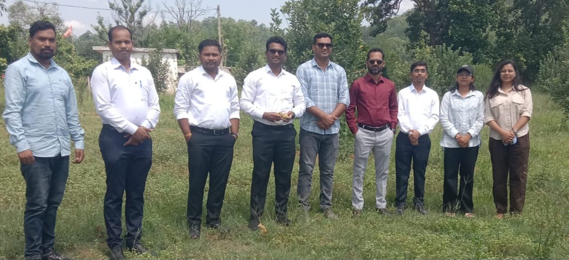 जशपुर में ट्रेनी डिप्टी कलेक्टर्स ने सेव नाशपाती की बागवानी से प्रभावित हुए