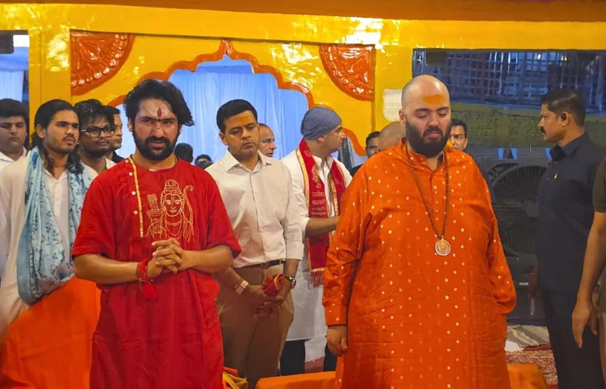 खजुराहो पहुंचे अनंत अंबानी, बागेश्वर धाम में हुआ भव्य स्वागत