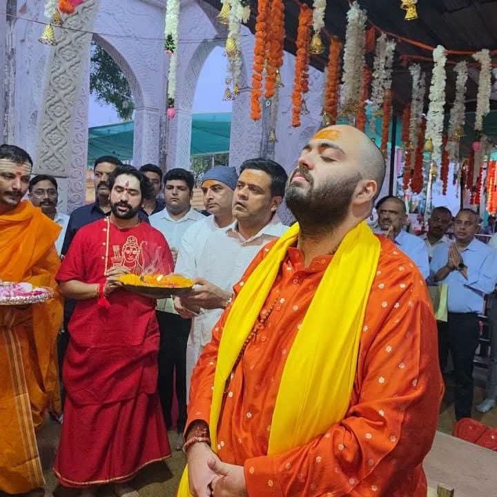 अनंत अंबानी का बागेश्वर धाम में भव्य स्वागत