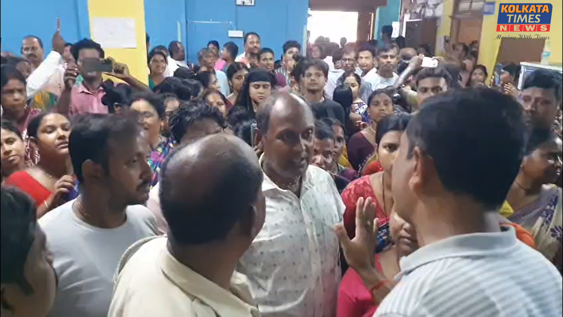দাসপুরে পঞ্চায়েত অফিস ঘেরাও অন্নপূর্ণা যোজনার টাকা নিয়ে মহিলাদের বিক্ষোভ