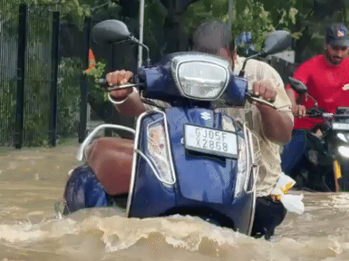 सूरत में भारी बारिश के कारण जलमग्न इलाके करंट से तीन लोगों की मौत दक्षिण गुजरात में भारी वर्षा का अलर्ट जारी