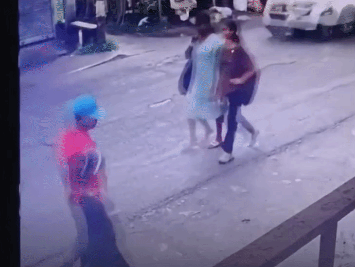 बंगाल में बारूईपुर गैंगरेप हत्या मामले में मुख्य आरोपियों की गिरफ्तारी से जुड़ी बड़ी खबर पुलिस ने तीन संदिग्धों को पकड़ा है जिनमें से एक मुख्य आरोपी है यह घटना बारूईपुर की है जहां एक जिंदा बच्ची को तालाब में फेंक दिया गया था पोस्टमॉर्टम रिपोर्ट में दावा किया गया है कि बच्ची के फेफड़ों और पेट में पानी मिला है जिससे उसकी मौत हुई पुलिस इस मामले की गहराई से जांच कर रही है और जल्द ही और भी खुलासे हो सकते हैं इस घटना ने पूरे इलाके में दहशत फैला दी है और लोग दोषियों को कड़ी सजा की मांग कर रहे हैं