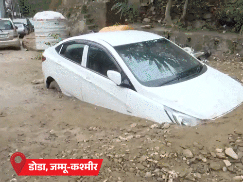 सूरत और जम्मू कश्मीर में आपदा ने मचाई तबाही भारी बारिश से सूरत का मार्केट बेसमेंट डूबा और कारें बह गईं डोडा में बादल फटने से बाढ़ आई और पहाड़ से गिरे पत्थर और मिट्टी से घर और दुकानें बर्बाद हो गईं आपदा के कारण जनजीवन अस्त व्यस्त प्रशासन राहत कार्य में जुटा